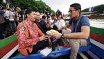 Blusukan ke Pasar Tradisional, Sandiaga Uno Cicip Kopi hingga Jajanan