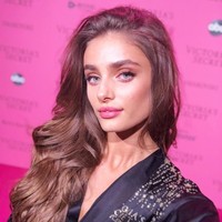 Taylor, bergabung dengan agensi model IMG saat usianya masih 14 tahun. Perkenalannya dengan dunia model pun terjadi secara tidak sengaja. Saat itu dia sedang berkuda dan seorang fotografer memotretnya. Kecantikannya membuatnya agensi model tertarik merekrutnya. Foto: Dok. Instagram