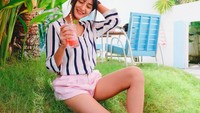 Sebelum jadi pembawa acara, Fanny juga hits sebagai pesinetron. Ini posenya kala santai menyeruput jus. Foto: Instagram fannyghassani
