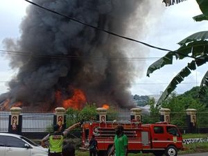 Kantor Gubernur Papua Terbakar