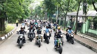 Selama  berkeliling mengendarai sepeda motor, banyak warga yang berkumpul di pinggir jalan memanggil nama Jokowi. Jokowi membalas dengan melambaikan tangan. (Foto: Ray Jordan/detikcom)