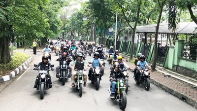 Begini Aksi Jokowi Pimpin Konvoi Bikers di Bandung