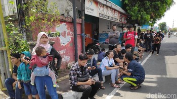 Ada ratusan Mi Fans yang sudah sabar menanti untuk masuk ke toko Xiaomi. Foto: detikINET/Josina