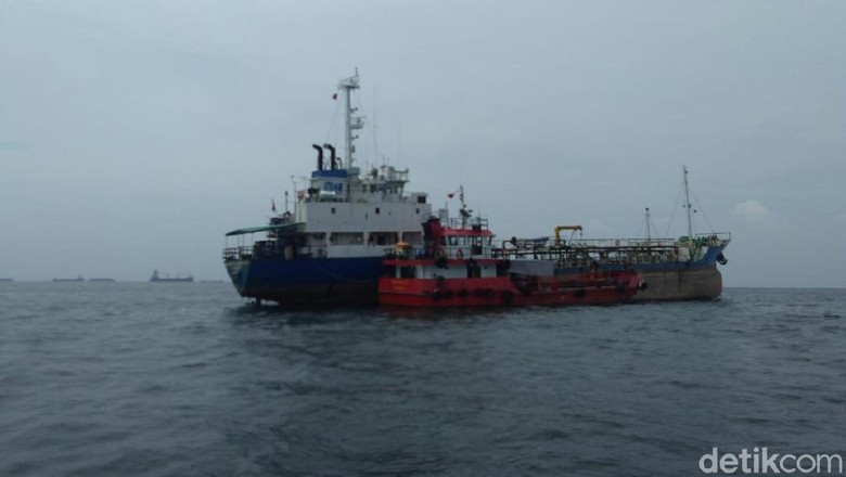Bakamla Tangkap 2 Kapal Diduga Bawa BBM Ilegal di Tanjung Priok Bakamla Tangkap 2 Kapal Diduga Bawa BBM Ilegal di Tanjung Priok