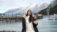 Traveling ke Swiss rasanya kurang lengkap tanpa foto berlatar pegunungan bersalju (mahlaghajaberi/Instagram)