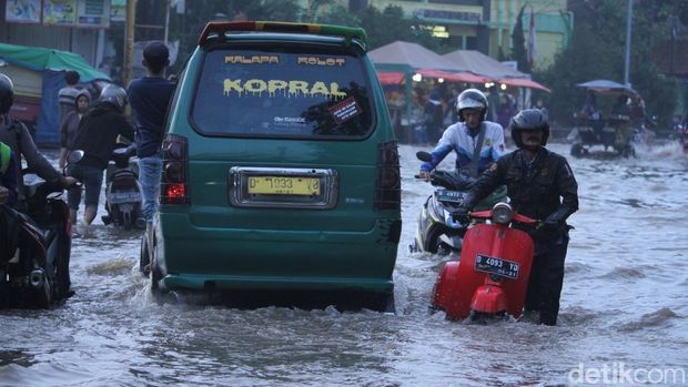 Sepeda Motor Mogok Terobos Banjir di Dayeuhkolot Bandung