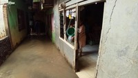 Saat ini RT 11 RW 05, RT 10 RW05, dan RT 12 RW 04 juga masih tergenang banjir. Sedangkan di RT 13 RW 04, ada 40 rumah yang terdampak. (Matius Alfons/detikcom)