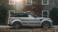 Range Rover Sport 5.0 V8 Supercharged SVR Pace Car First Edition ini telah dihiasi dengan sejumlah pemanis. Mulai dari Splitter yang agresif guna meningkatkan fungsinya. Sementara fender roda belakang dan depan diperlebar untuk mengakomodasi ban Project Kahn. Istimewa/Kahn Design.
