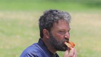 Meski menjalani pola diet yang ketat untuk membentuk tubuhnya yang diperlukan untuk karakter Batman. Tapi Ben sering sesekali melakukan cheat day dengan makan sepotong pizza. Foto: Istimewa