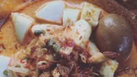 Nah, kalau mau standar lauknya semur telor dan tahu. Taburan bawang goreng bikin rasanya makin enak. Foto: Instagram @lontongoma