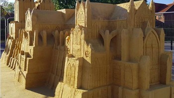 Bangunan katedral, terlihat simpel namun sebenarnya butuh proses pembuatan yang panjang. (Foto: Brightside)