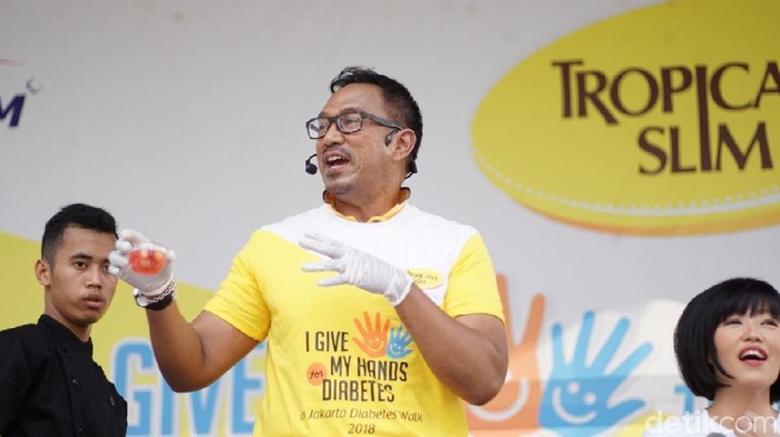 Chef Bara Pattiradjawane selalu jaga pola makan walau sehari-hari berurusan dengan makanan enak (Foto: Annissa Widya Davita/detikHealth) Chef Bara Pattiradjawane selalu jaga pola makan walau sehari-hari berurusan dengan makanan enak (Foto: Annissa Widya Davita/detikHealth)