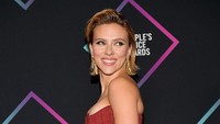Scarlett Johansson tampil seksi di ajang Peoples Choice Awards 2018. Ia juga berhasil memenangkan satu piala di ajang tahunan tersebut.  Foto: Matt Winkelmeyer/Getty Images