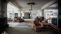 Beberapa perabotan seperti sofa, televisi, kasur, piano masih ada di dalam hotel, namun sudah rusak. Istimewa/deadinside.eu/boredpanda.