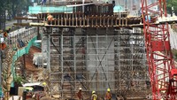 Sejumlah pekerja nampak sibuk mengerjakan proyek pembangunan LRT Jabodebek.
