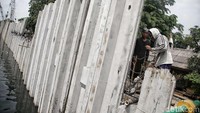 Dengan adanya pemasangan tanggul turap tersebut diharapkan mampu menahan luapan air dari Kali Sentiong memasuki pemukiman warga saat musim hujan tiba.
