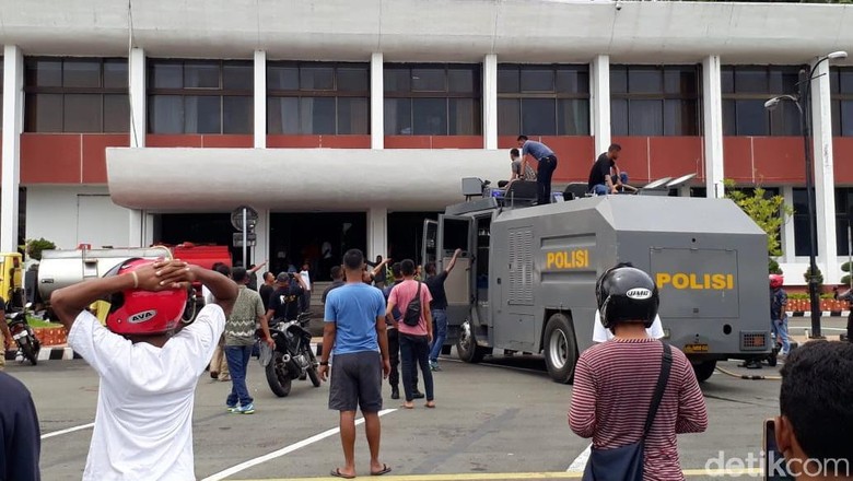 Kebakaran Kantor Gubernur Papua Diduga karena Korsleting AC Kebakaran Kantor Gubernur Papua Diduga karena Korsleting AC