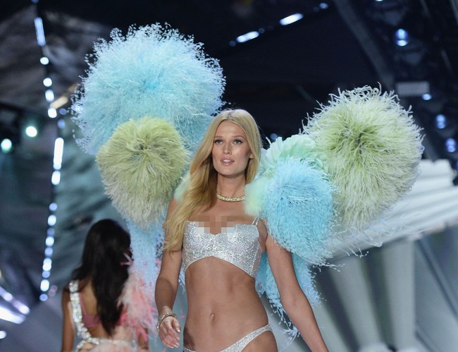 Toni Garrn memikat dengan sayap dari bulu yang besar di punggungnya. Foto: Getty Images