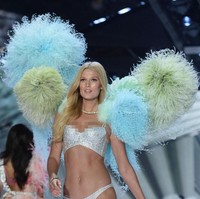 Toni Garrn memikat dengan sayap dari bulu yang besar di punggungnya. Foto: Getty Images