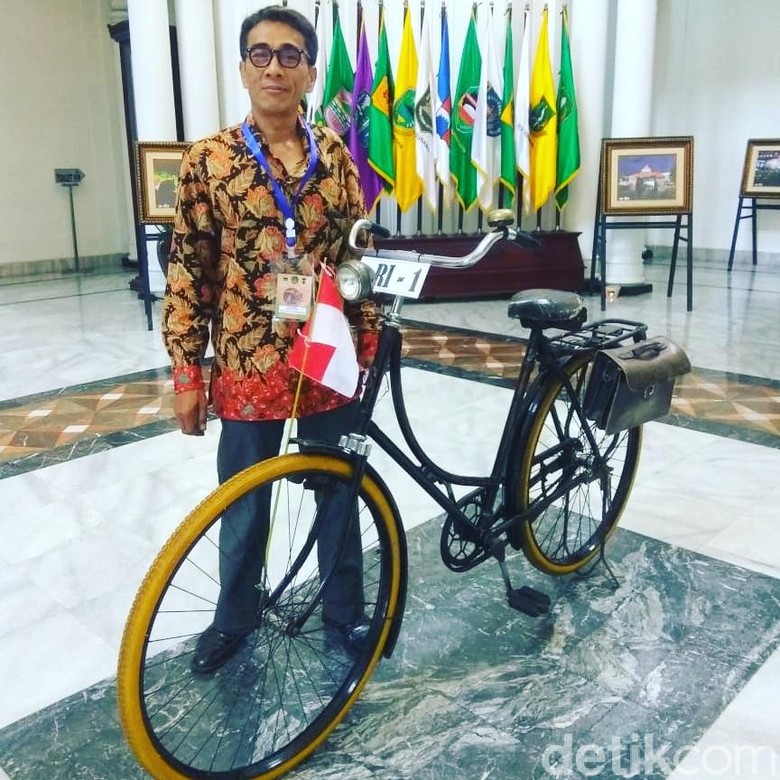 Ini Sosok Pemilik Onthel yang Digowes Jokowi di Bandung Ini Sosok Pemilik Onthel yang Digowes Jokowi di Bandung