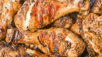 Ayam panggang ala Jamaika ini namanya Jerk Chicken. Daging ayamnya dilumuri bumbu khusus lalu dipanggang dan disajikan dengan pisang raja atau nasi. Rasanya tentunya sangat lezat. Foto: Istimewa