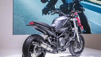 Secara umum, bahasa desain Leoncino 800 ini mirip dengan seri Leoncino lainnya. Lihat saja bentuk headlamp-nya yang cenderung oval ala Leoncino 250. Lampu-lampunya tentu saja sudah full LED. Dan yang menarik, di headlamp sudah ada lampu LED DRL (Day Running Light) yang kekinian. Foto: Dok. Motorcyclenews