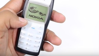 Layarnya masih hitam putih dengan logo khas Nokia. Foto: YouTube