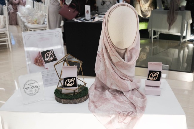 Selain kemeja, Laudya Cynthia Bella juga merilis midi dress dengan aksen tabrak warna dan potongan oversized. Look yang santai sejalan dengan tema ‘Holiday’ di koleksi ulang tahunnya. Foto: Silmia Putri/Wolipop