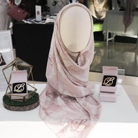 Selain kemeja, Laudya Cynthia Bella juga merilis midi dress dengan aksen tabrak warna dan potongan oversized. Look yang santai sejalan dengan tema ‘Holiday’ di koleksi ulang tahunnya. Foto: Silmia Putri/Wolipop