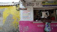 Pulau kecil seukuran dua lapangan sepakbola itu dihuni sekitar 1.200 penduduk. Terdapat sekitar 115 rumah di Pulau Santa Cruz termasuk fasilitas sebuah gereja, sekolah (Lucy Sherriff/CNN Travel)