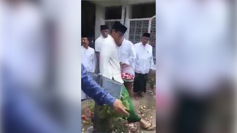 Langkahi Kuburan, Sandiaga Jadi Sorotan Langkahi Kuburan, Sandiaga Jadi Sorotan