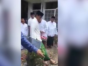Duh! Sandiaga Juga Pernah Bersikap Tak Pantas di Kuburan