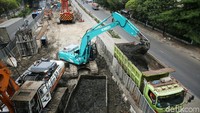 Para pekerja mengerjakan proyek tol layang dalam kota seksi 1A Kelapa Gading-Pulogebang di kawasan Cakung, Jakarta, Senin (12/11/2018).