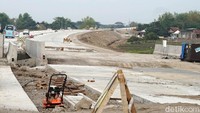 Kanan kiri jalan juga tampak sudah dibatasi. Beberapa jalur juga masih dalam proses pengerjaan. 