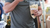 Benjamin Géza Affleck-Boldt atau dikenal Ben Affleck merupakan aktor sekaligus produser film asal Amerika. Ia memulai karirnya sejak tahun 1981. Sejak dulu Ben memang suka ngemil, ini posenya saat makan popcorn. Foto: Istimewa