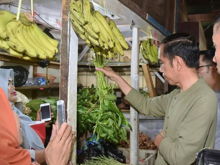 Blusukan ke Pasar Cihaurgeulis, Jokowi Belanja Ubi, Kangkung dan Bayam