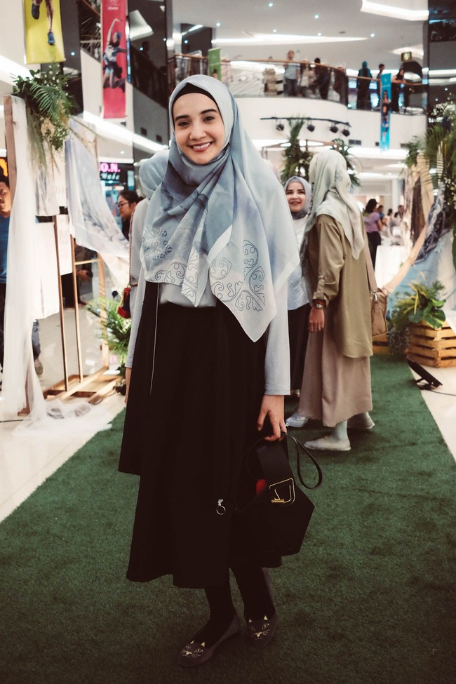 Zaskia Sungkar yang sudah berhijrah tampil syar’i tapi tetap santai. Tunik L by LCB yang ia pakai, ditumpuk dengan vest agar tak memperlihatkan bentuk tubuh. Foto: Silmia Putri/Wolipop