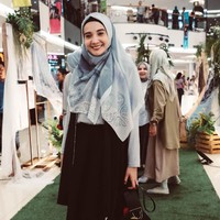 Zaskia Sungkar yang sudah berhijrah tampil syar’i tapi tetap santai. Tunik L by LCB yang ia pakai, ditumpuk dengan vest agar tak memperlihatkan bentuk tubuh. Foto: Silmia Putri/Wolipop