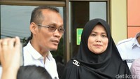 Lasty, pemilik ADA Tour sebenarnya hadir, namun entah kenapa ia justru tak mau masuk ruangan sidang dan mengintip dari luar sehingga tak bisa menjadi saksi. Pool/Ismail/detikFoto.