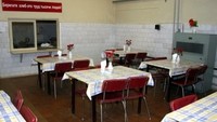 Ada juga ruang makan. Bunker dengan dinding beton setebal 4,5 meter ini bisa menahan ledakan nuklir. Di dalamnya juga ada pembangkit listrik, sumur air hingga persediaan makanan untuk beberapa bulan. (dok. The Secret Soviet Bunker)
