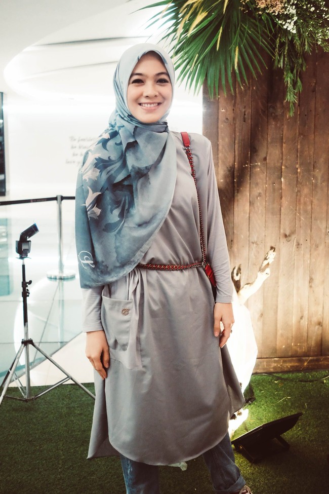 Istri Omesh, Dian Ayu memakai tunik serupa dengan Zeezee. Bedanya, ia memakai belt di pinggangnya sehingga tampil lebih dinamis dan styllish. Foto: Silmia Putri/Wolipop