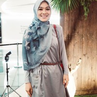 Istri Omesh, Dian Ayu memakai tunik serupa dengan Zeezee. Bedanya, ia memakai belt di pinggangnya sehingga tampil lebih dinamis dan styllish. Foto: Silmia Putri/Wolipop