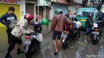 Aksi Nekat Warga Terobos Banjir di Bandung