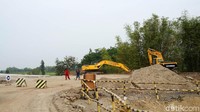 Perjalanan kemudian dilanjutkan dari Kertosono menuju Ngawi. Perjalanan yang dilakukan kali ini cukup berat. Karena perjalanan Kertosono Ngawi masih terdapat beberapa jalur jalan raya yang belum dibeton. Truk pengangkut pasir sampai eksavator juga tampak berjajar lebih banyak di jalur Kertosono-Ngawi. 