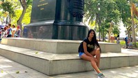 Ini gaya Sthefany saat liburan, sangat kasual tapi tetap seksi. (sthefanygutierrez1/Instagram)