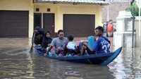 Mulai memasuki musim hujan, sejumlah daerah di Kabupaten Bandung terendam banjir. Salah satunya adalah desa Dayeuhkolot, Kecamatan Dayeuhkolot, Kabupaten Bandung, Jawa Barat, Senin (12/11/2018).