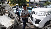 Mobil yang terparkir sembarangan ini tentunya menjadi biang macet dibeberapa ruas jalan Ibukota.