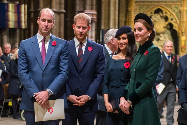 Pada Minggu (11/11/2018) malam, Meghan Markle dan Kate Middleton kembali bertemu. Kali ini keduanya menghadiri peringatan Hari Pahlawan di Gereja Westminster Abbey. Kate dan Meghan sama-sama stylish dalam balutan busana berkancing depan. Foto: Jack Taylor/Getty Images