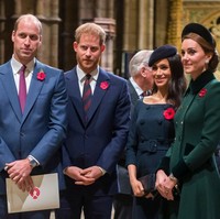 Pada Minggu (11/11/2018) malam, Meghan Markle dan Kate Middleton kembali bertemu. Kali ini keduanya menghadiri peringatan Hari Pahlawan di Gereja Westminster Abbey. Kate dan Meghan sama-sama stylish dalam balutan busana berkancing depan. Foto: Jack Taylor/Getty Images