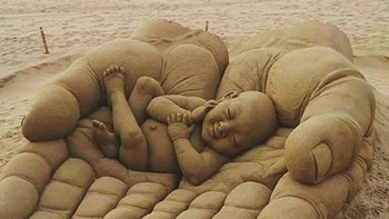 Seorang bayi yang tertidur pulas di telapak tangan. (Foto: Brightside)